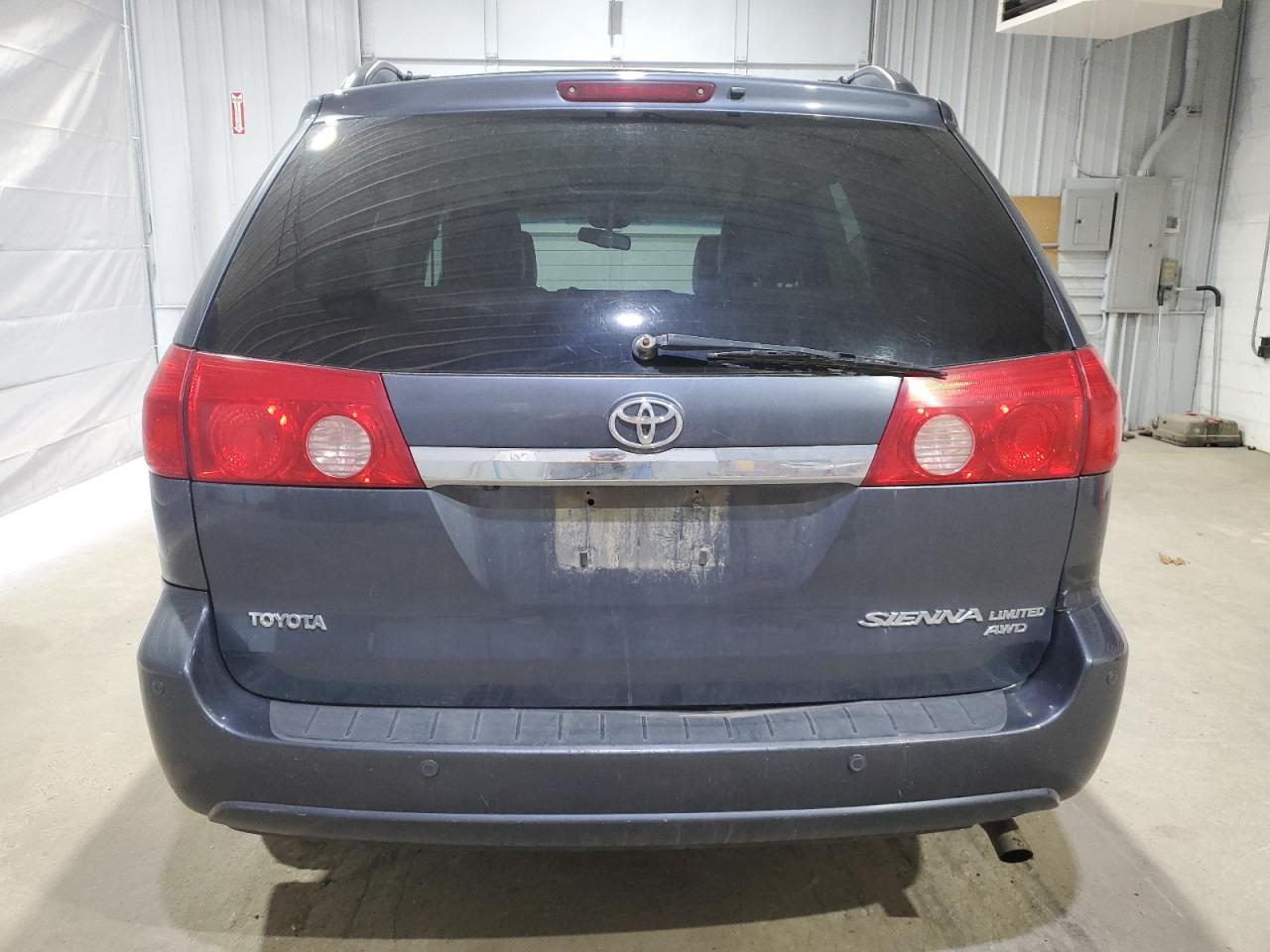 Toyota Sienna Xle Image 2