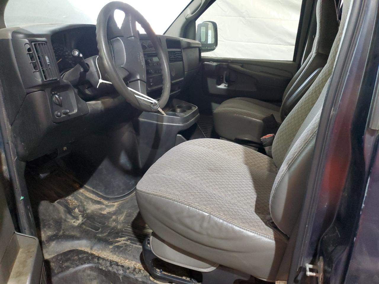 Chevrolet Express Image 6