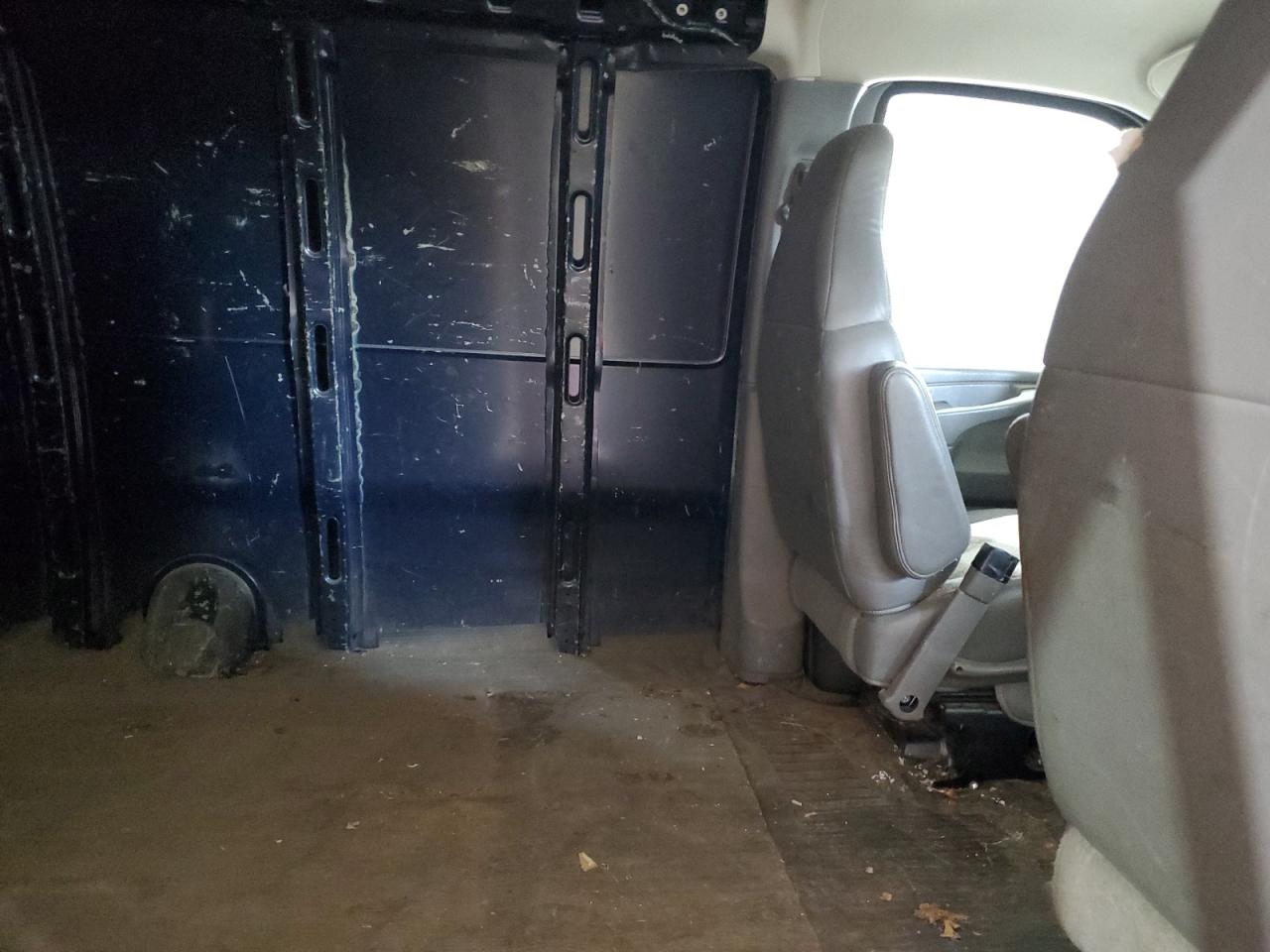 Chevrolet Express Image 13