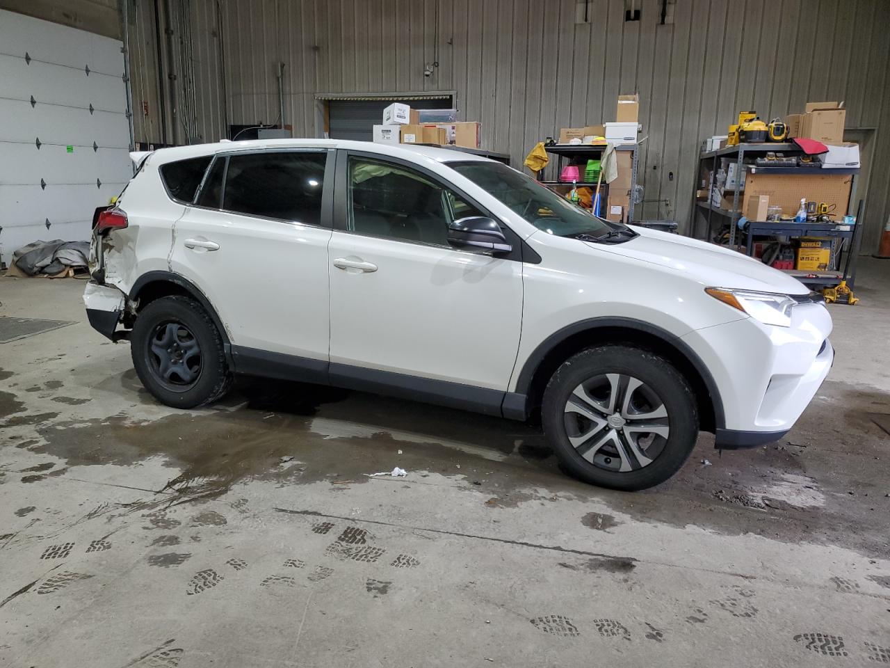 Toyota RAV4 Le Image 4