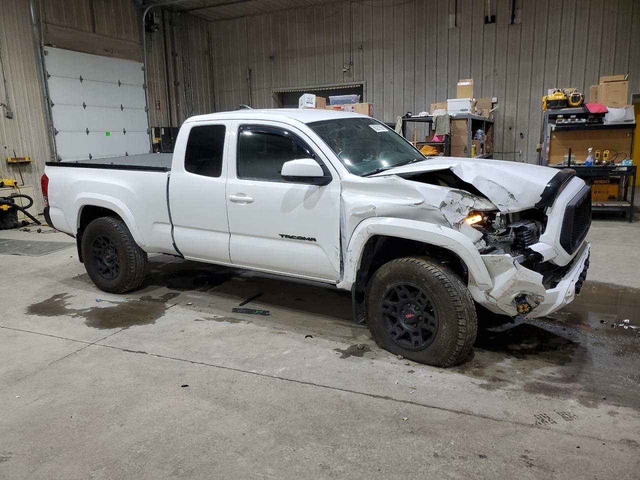 Toyota Tacoma Access Cab Image 3