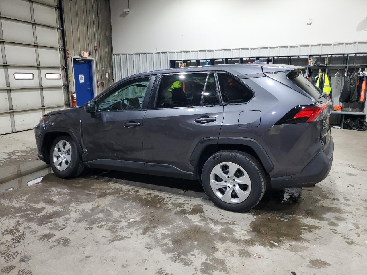 Toyota RAV4 Le Image 7