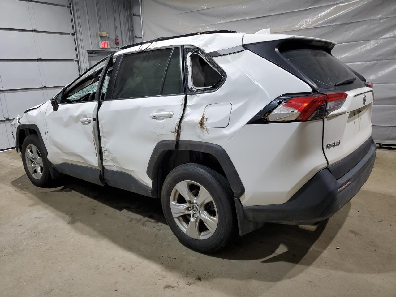 Toyota RAV4 Le Image 2