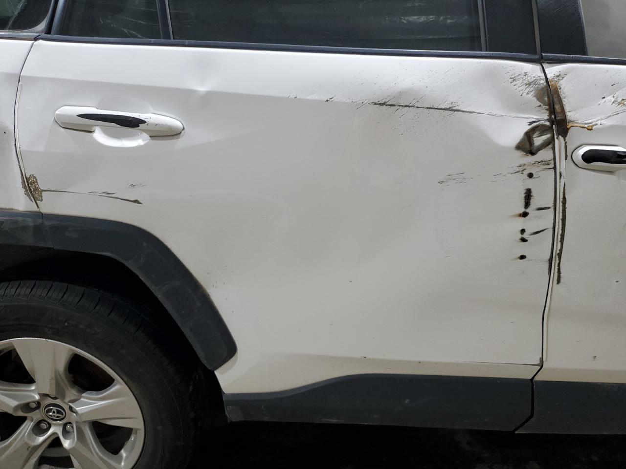 Toyota RAV4 Le Image 11