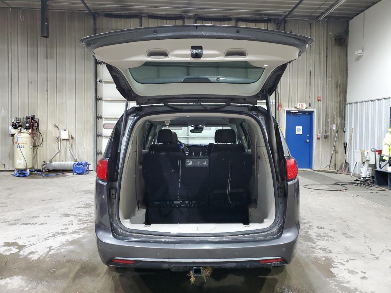 Chrysler Pacifica Touring L Plus Image 13