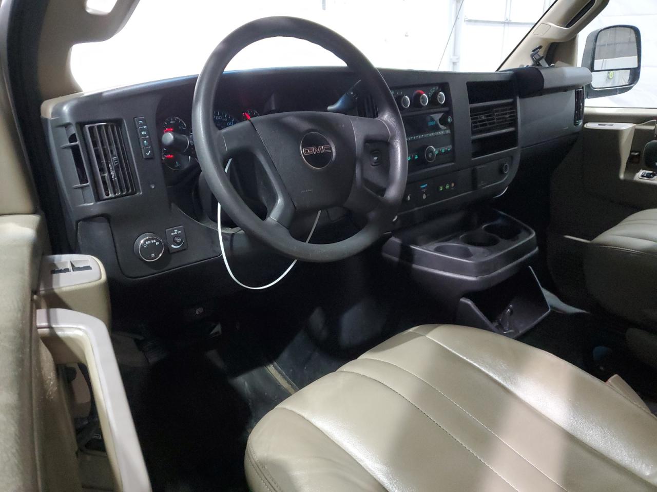 GMC Savana G3500 Image 11