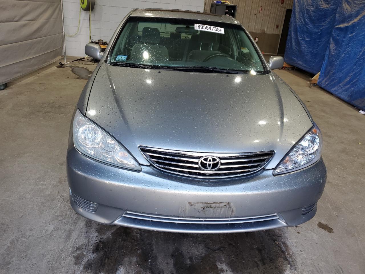 Toyota Camry Le Image 7