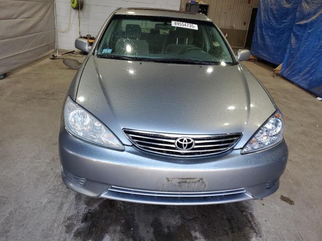 Toyota Camry Le Image 7