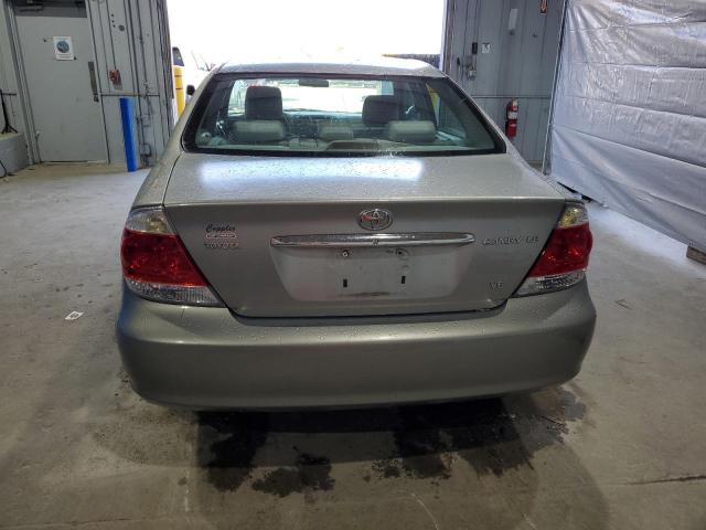 Toyota Camry Le Image 6