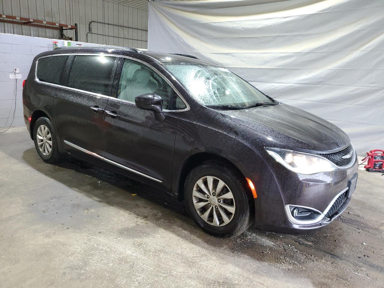 Chrysler Pacifica Touring L Image 3