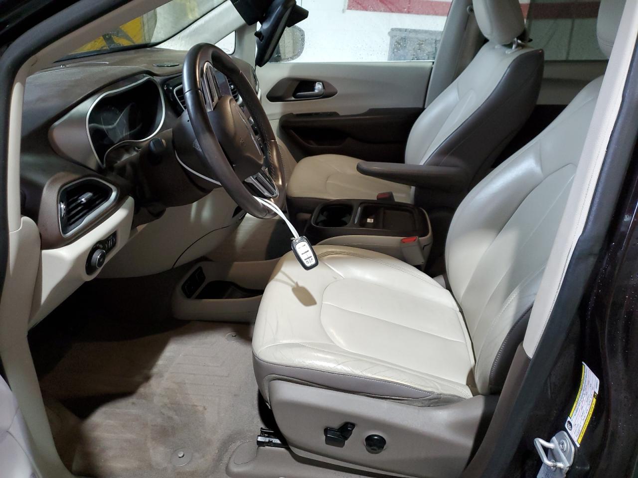 Chrysler Pacifica Touring L Image 6