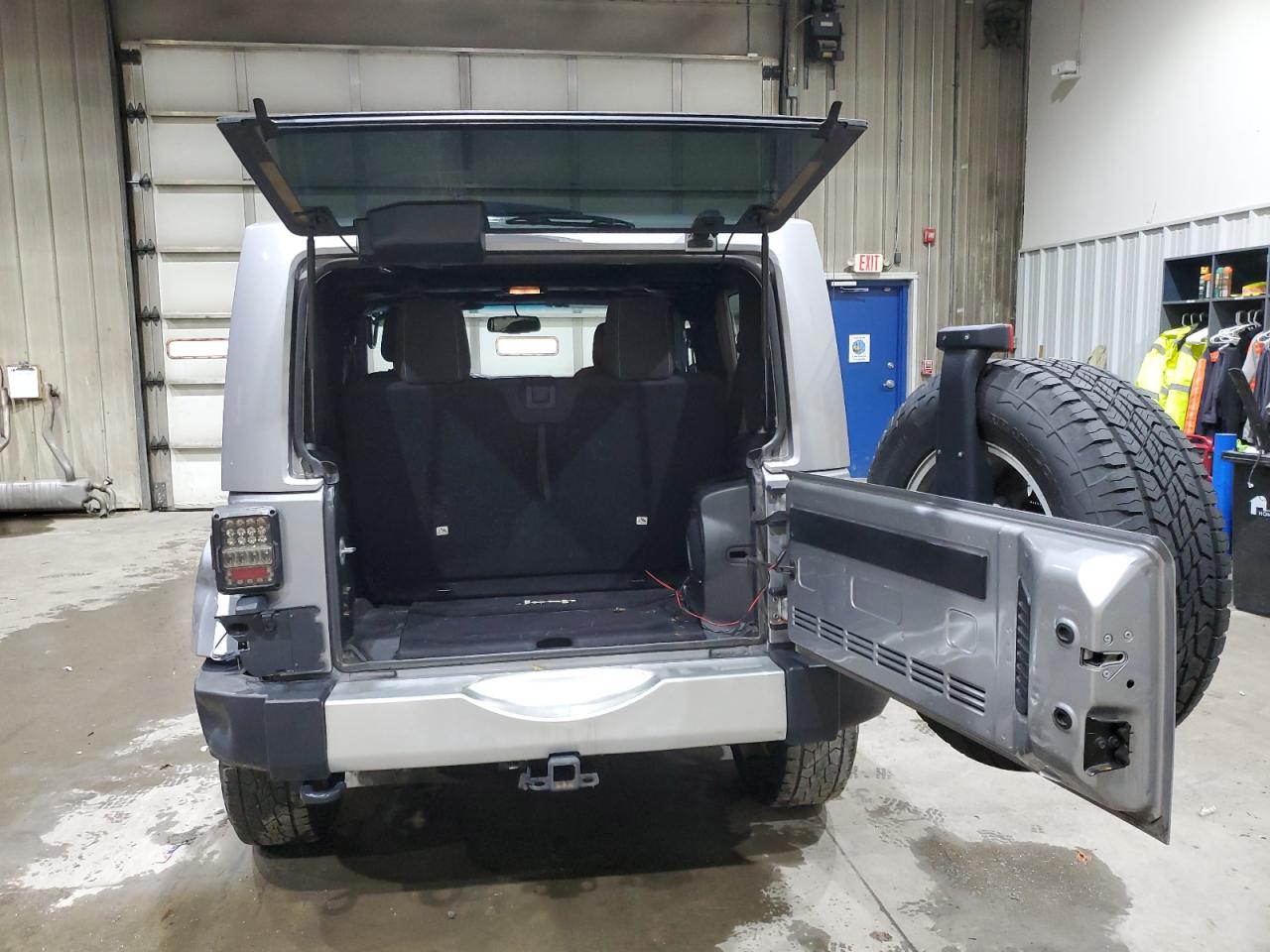 Jeep Wrangler Sahara Image 12