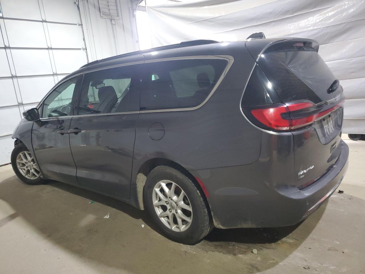Chrysler Pacifica Touring L Image 3