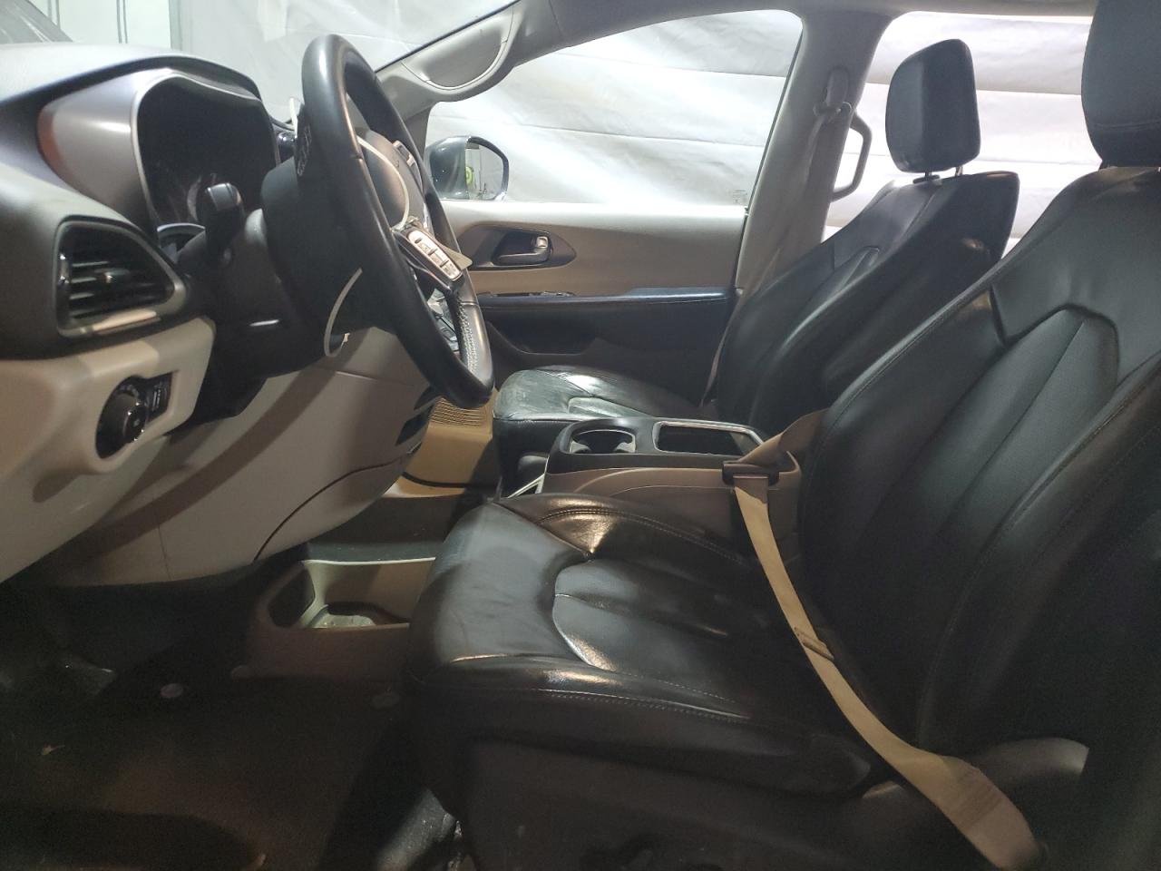 Chrysler Pacifica Touring L Image 13