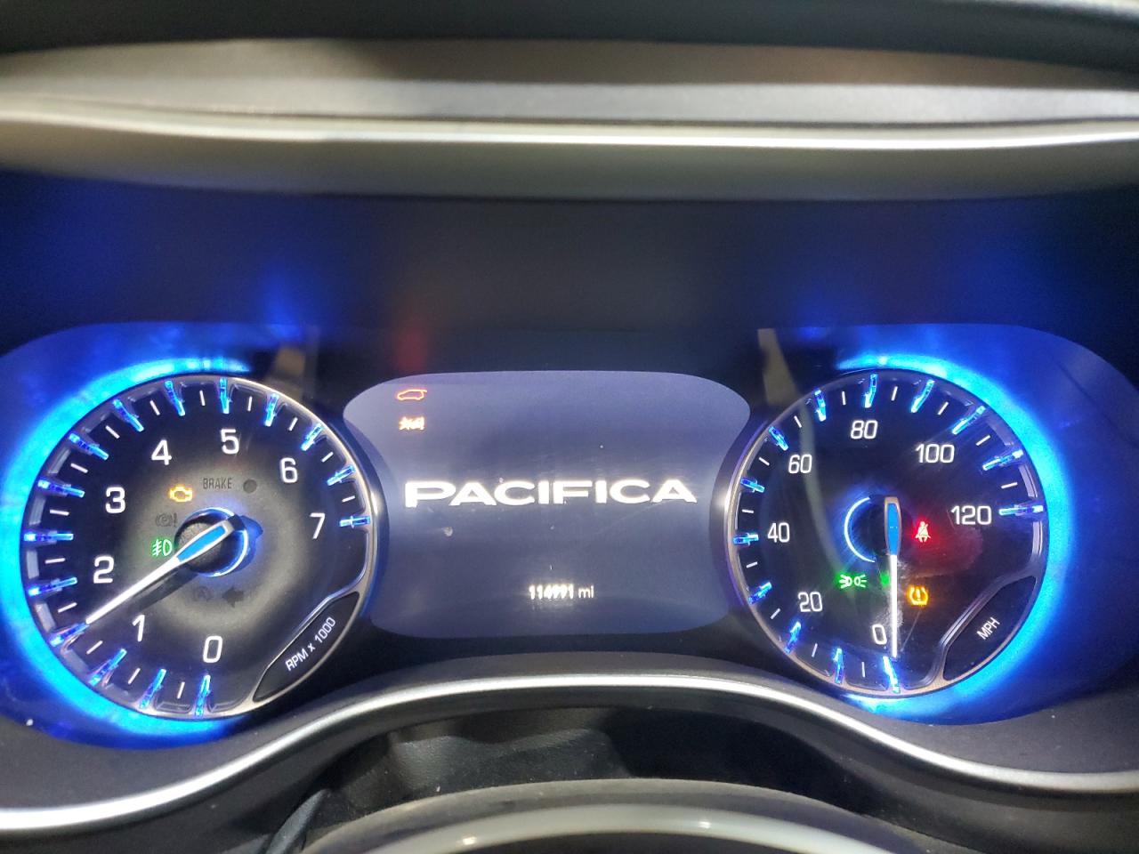 Chrysler Pacifica Touring L Image 9