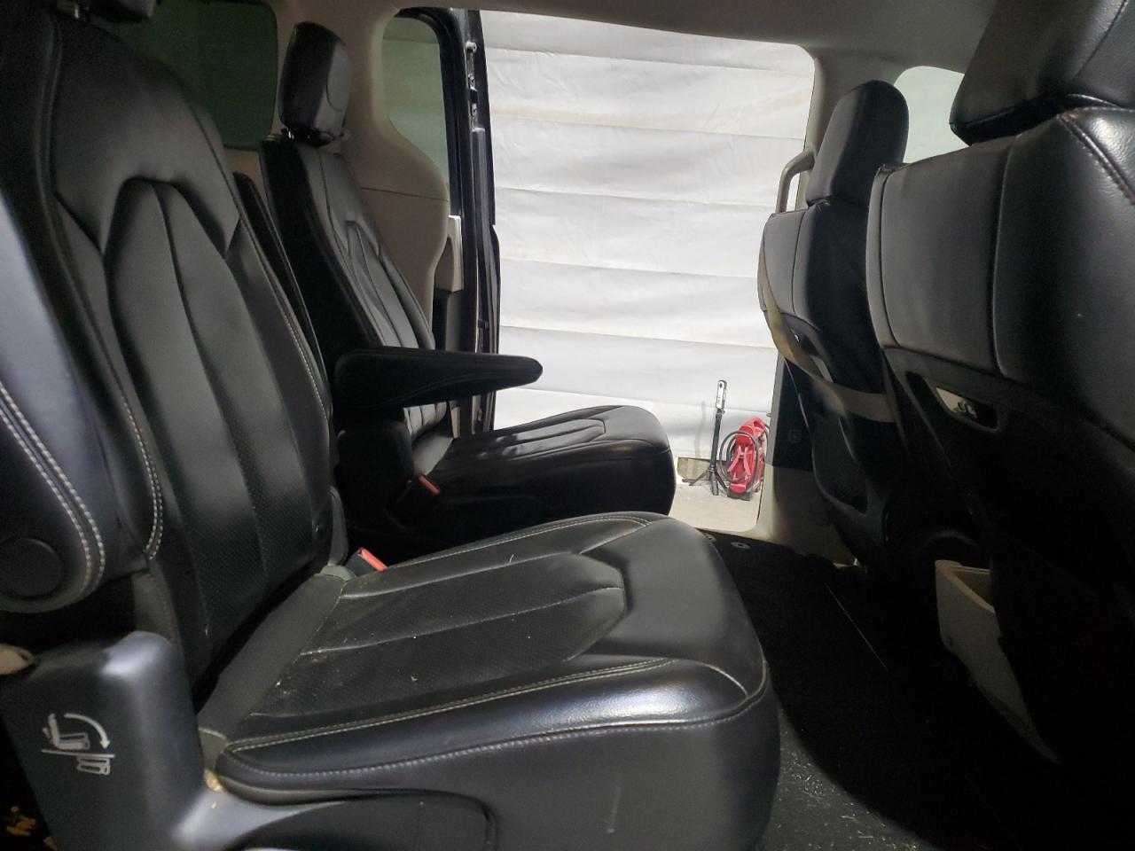 Chrysler Pacifica Touring L Image 7