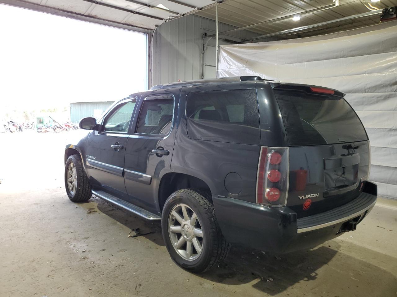 GMC Yukon Denali Image 3