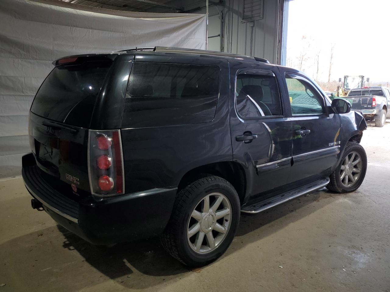 GMC Yukon Denali Image 11