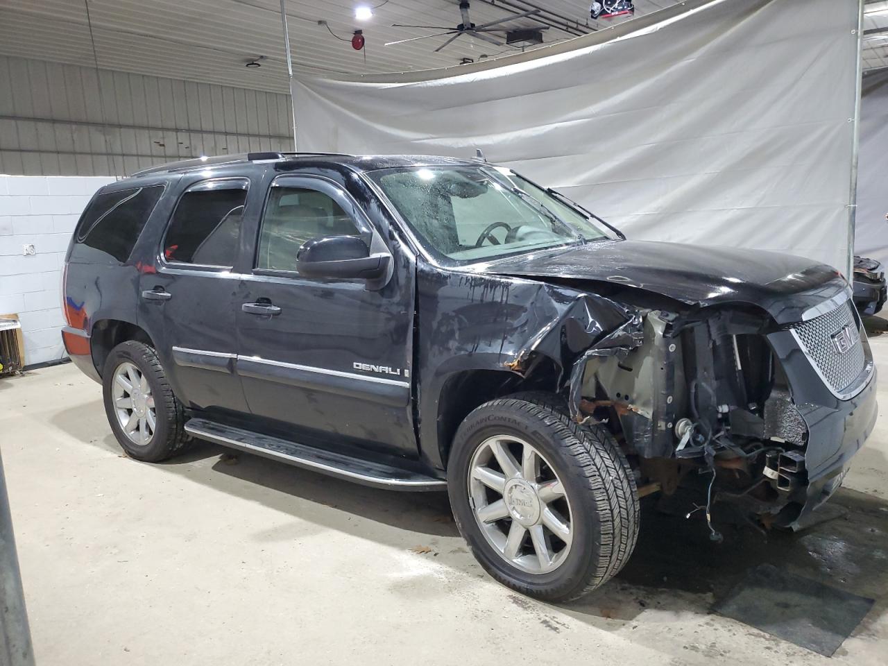 GMC Yukon Denali Image 12