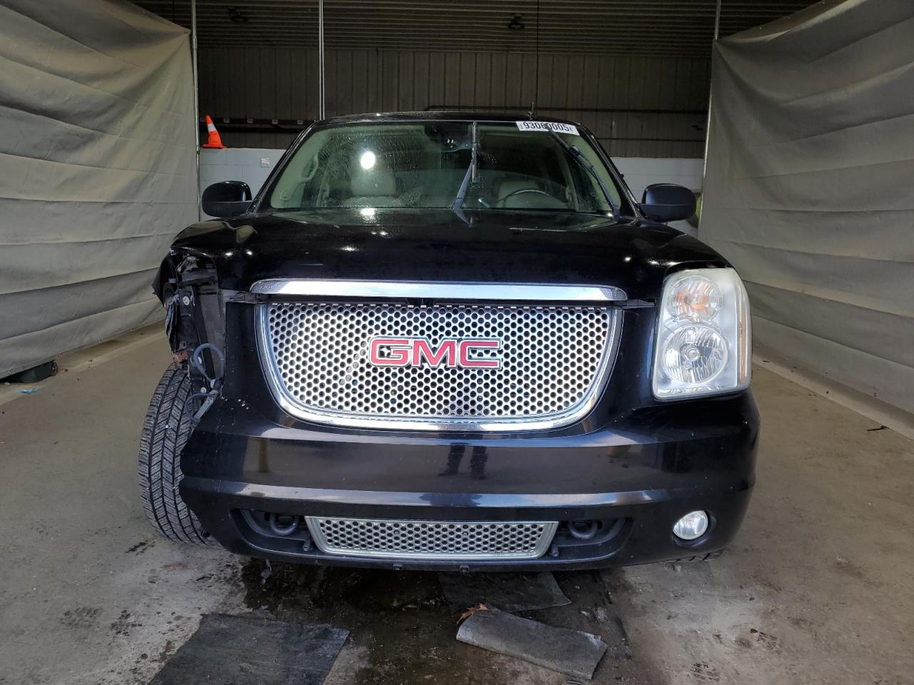 GMC Yukon Denali Image 10