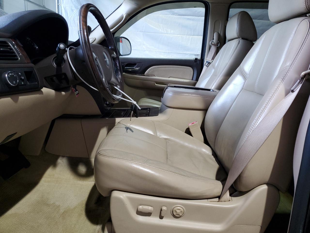 GMC Yukon Denali Image 9