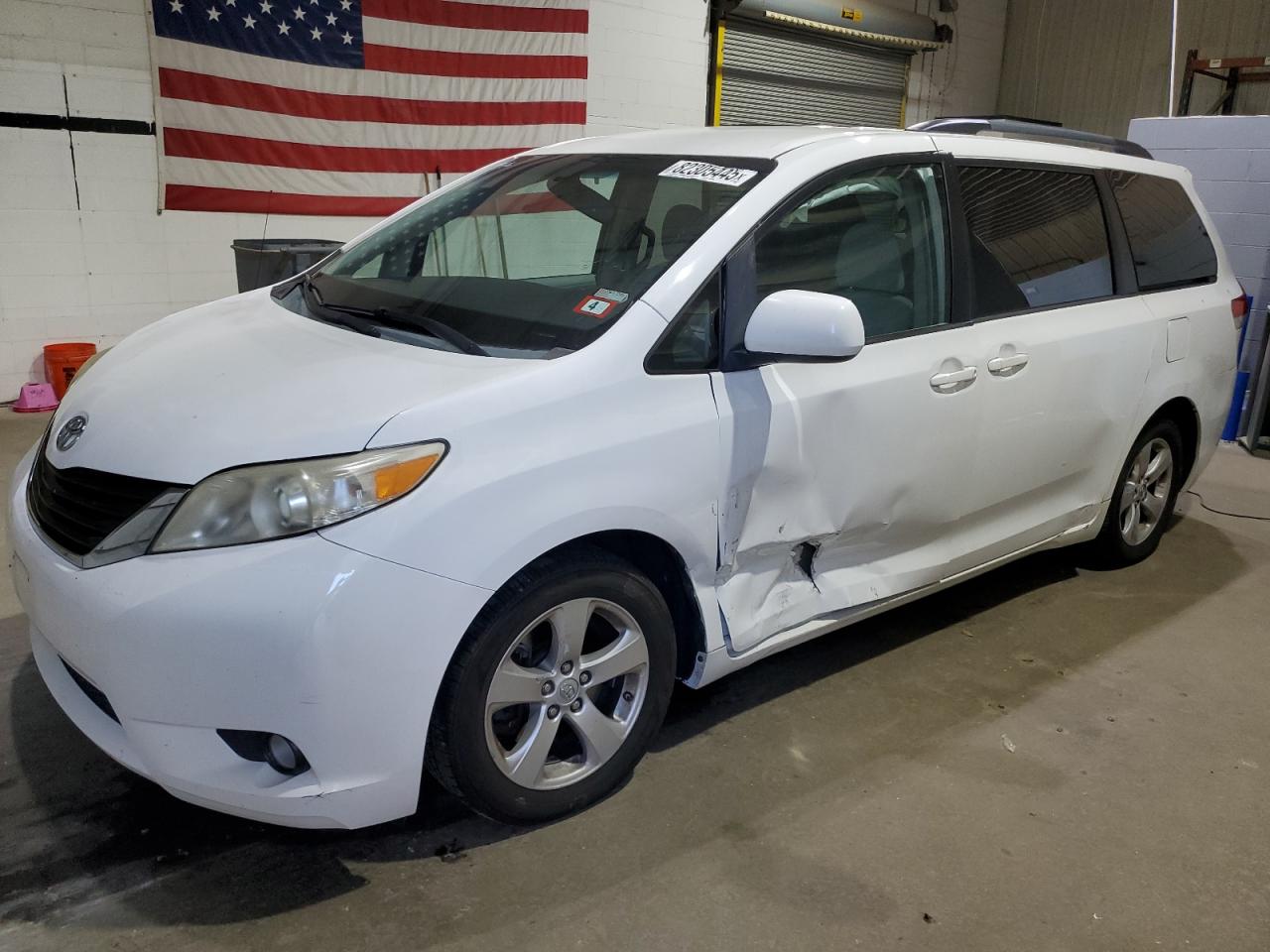 Toyota Sienna Le Image 1