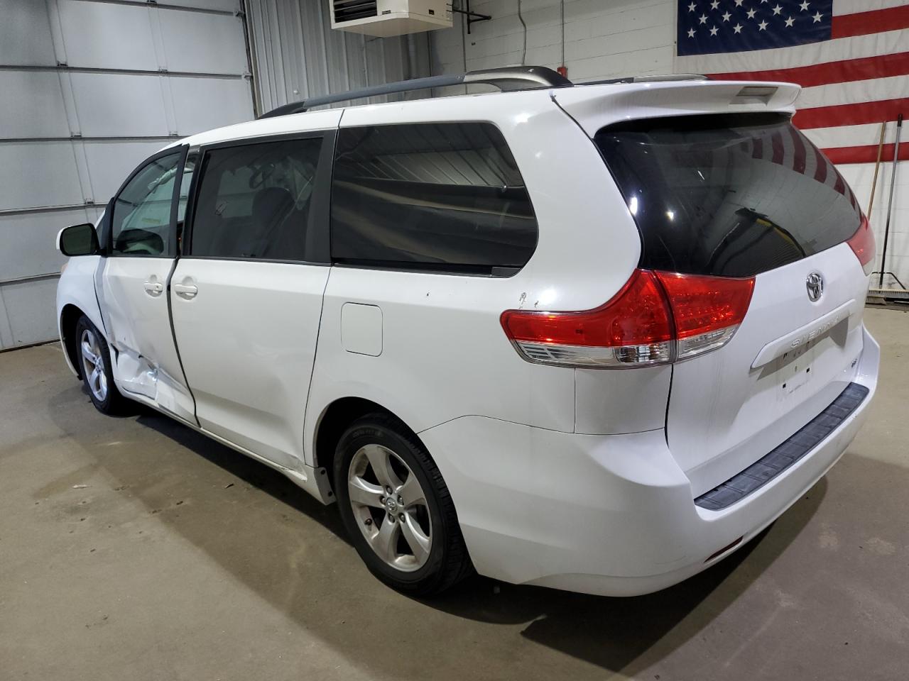 Toyota Sienna Le Image 10