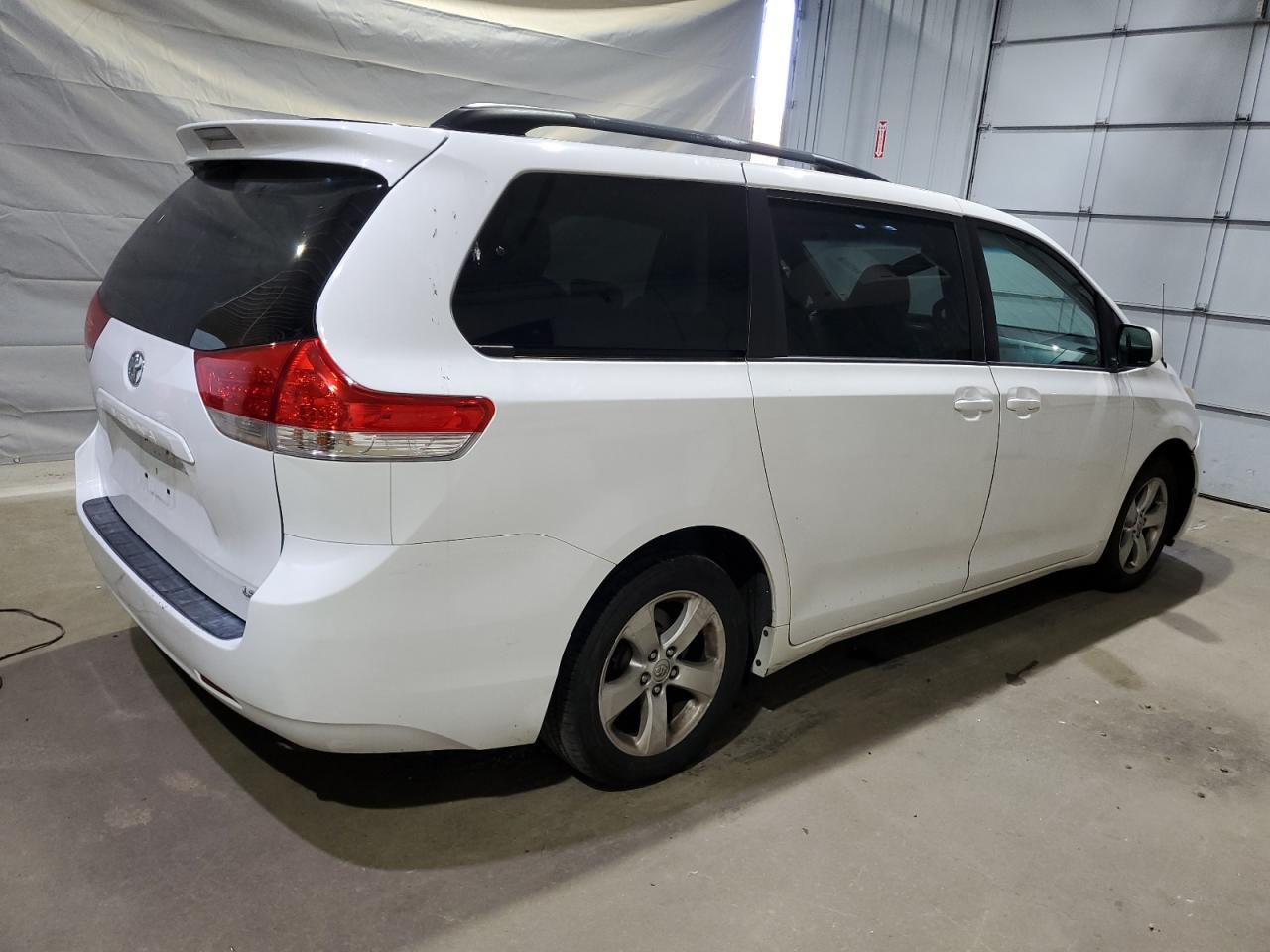 Toyota Sienna Le Image 8