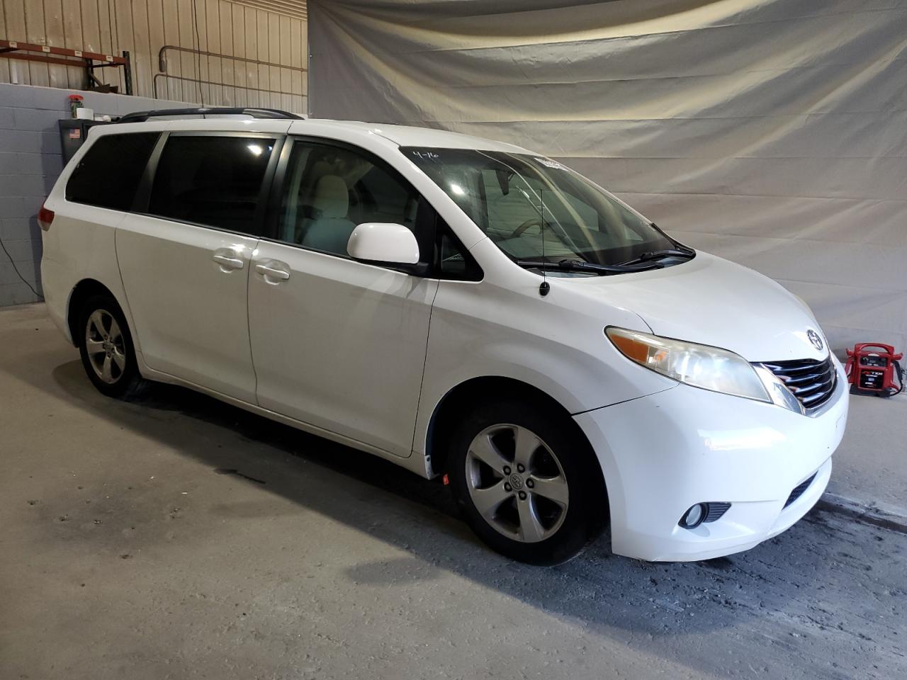 Toyota Sienna Le Image 9