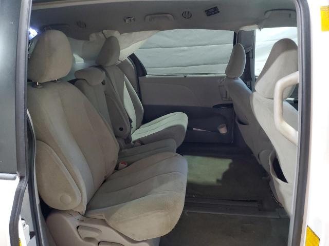 Toyota Sienna Le Image 2