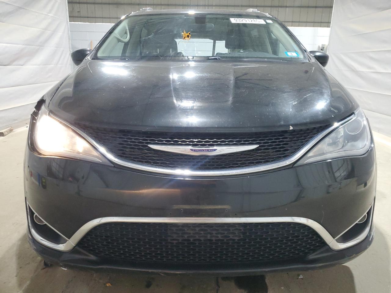 Chrysler Pacifica Touring L Image 4