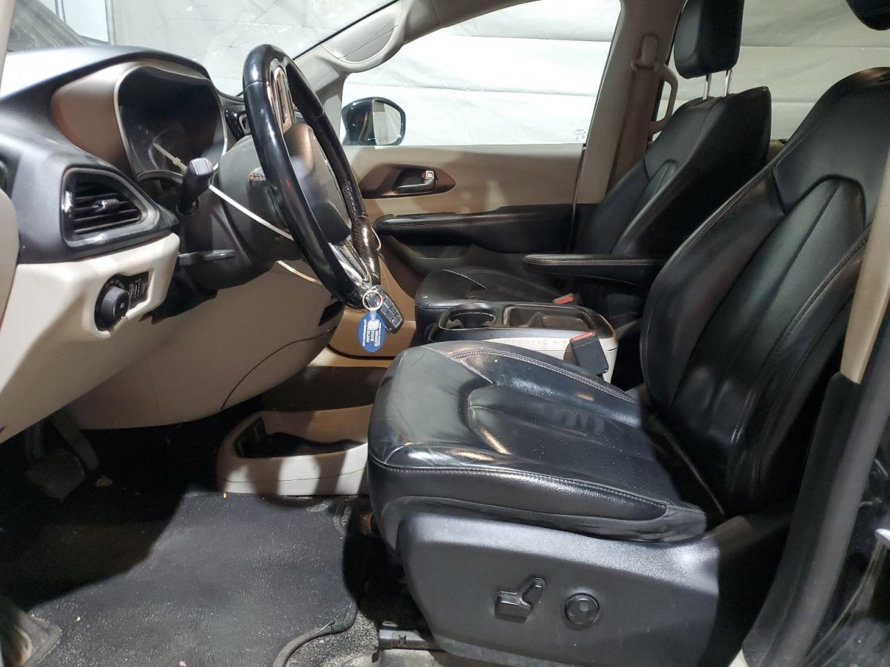 Chrysler Pacifica Touring L Image 6