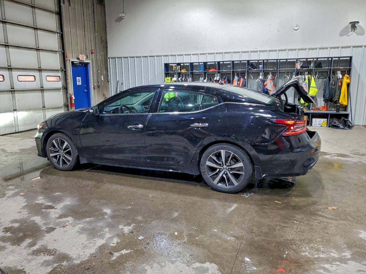 Nissan Maxima S Image 2