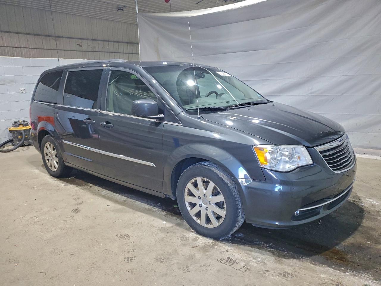 Chrysler Minivan Touring Image 7