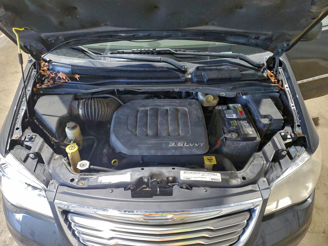 Chrysler Minivan Touring Image 13