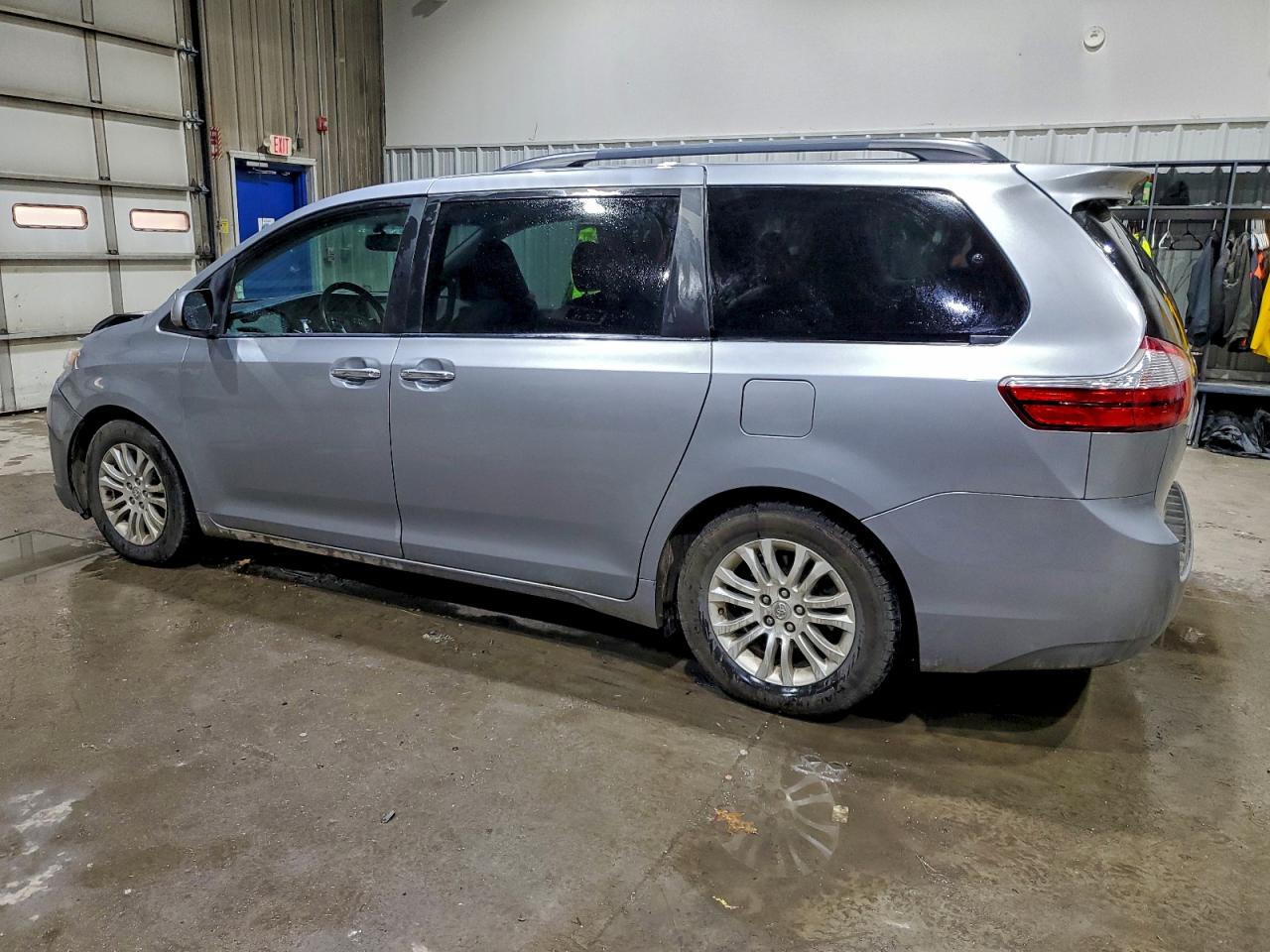 Toyota Sienna Xle Image 2