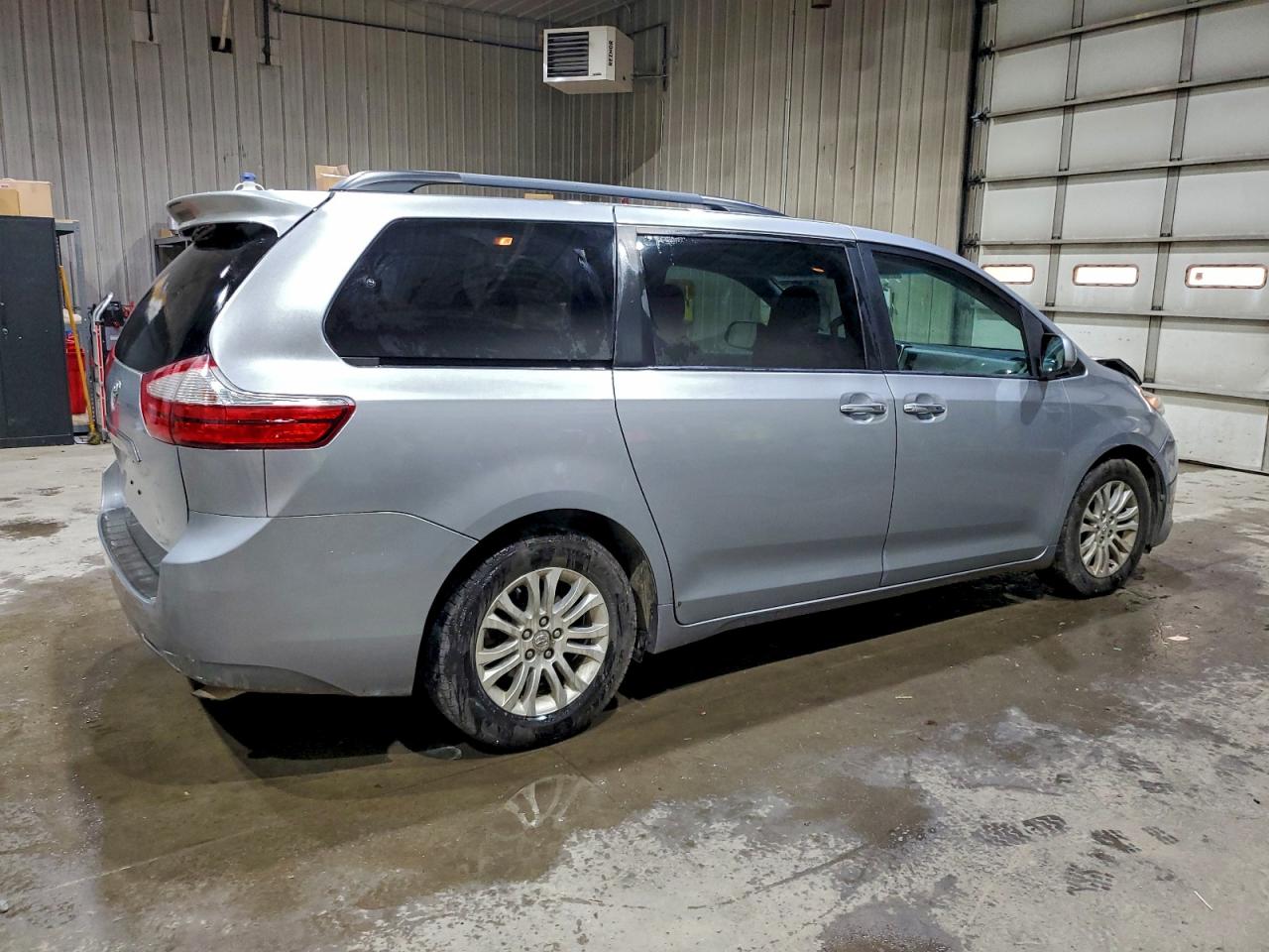 Toyota Sienna Xle Image 3