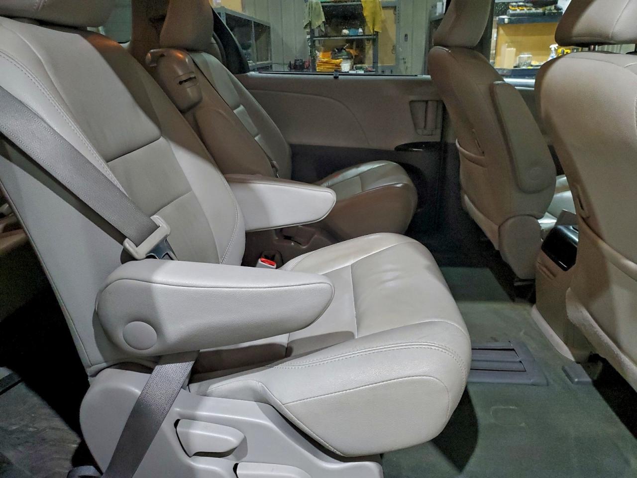Toyota Sienna Xle Image 8
