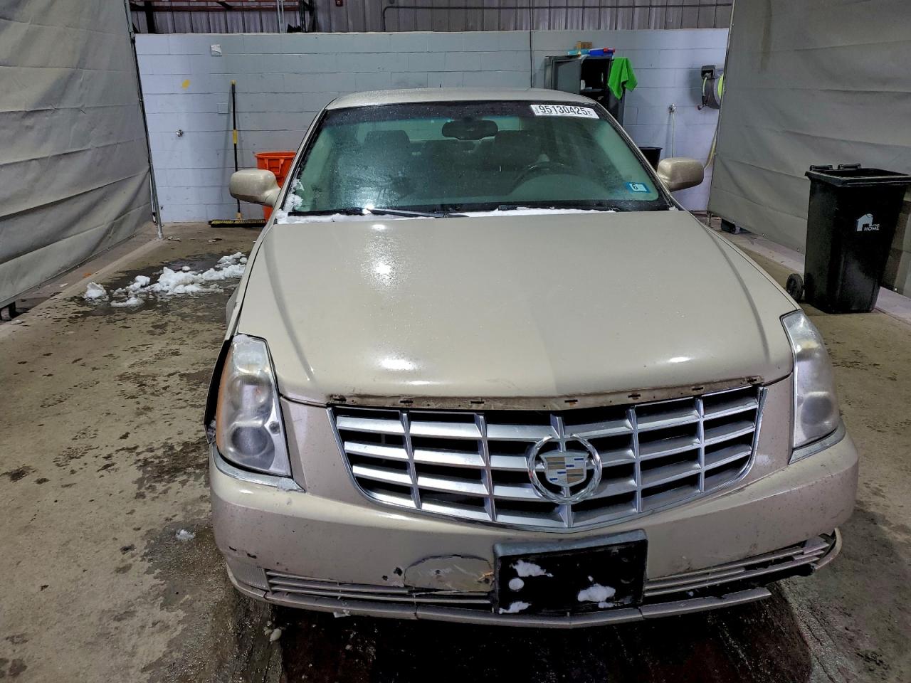Cadillac DTS Image 6
