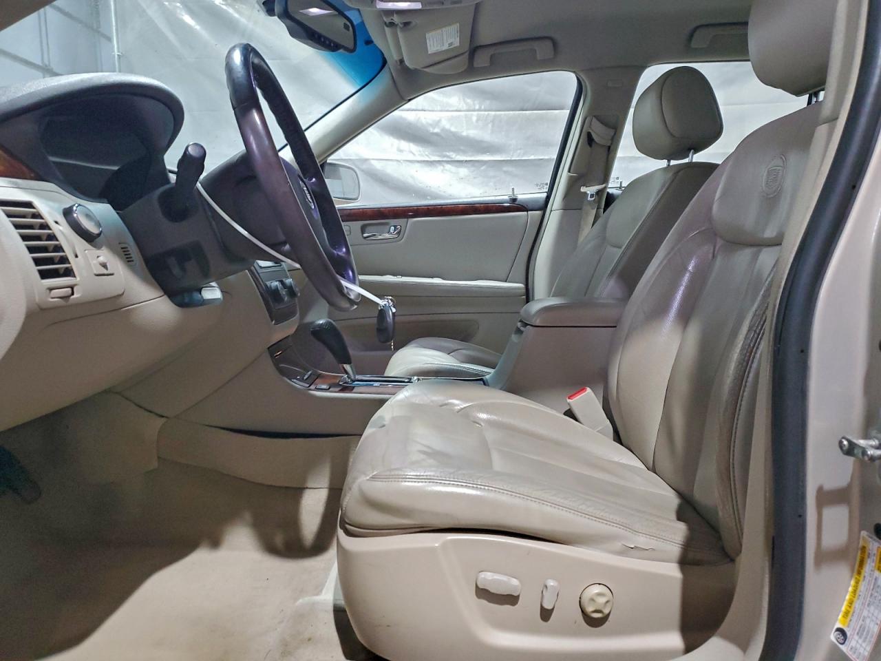 Cadillac DTS Image 12