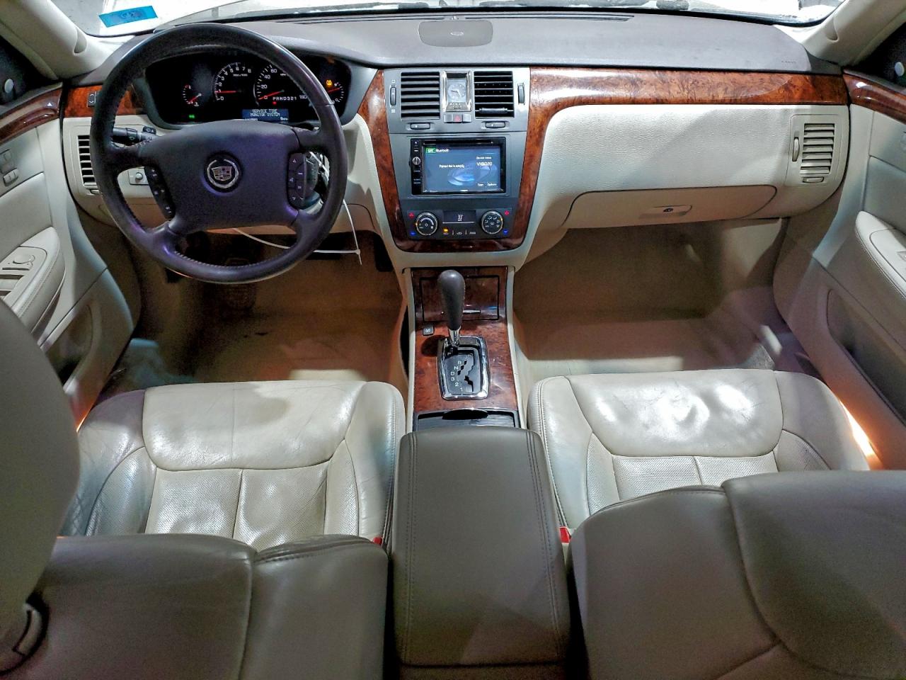 Cadillac DTS Image 7