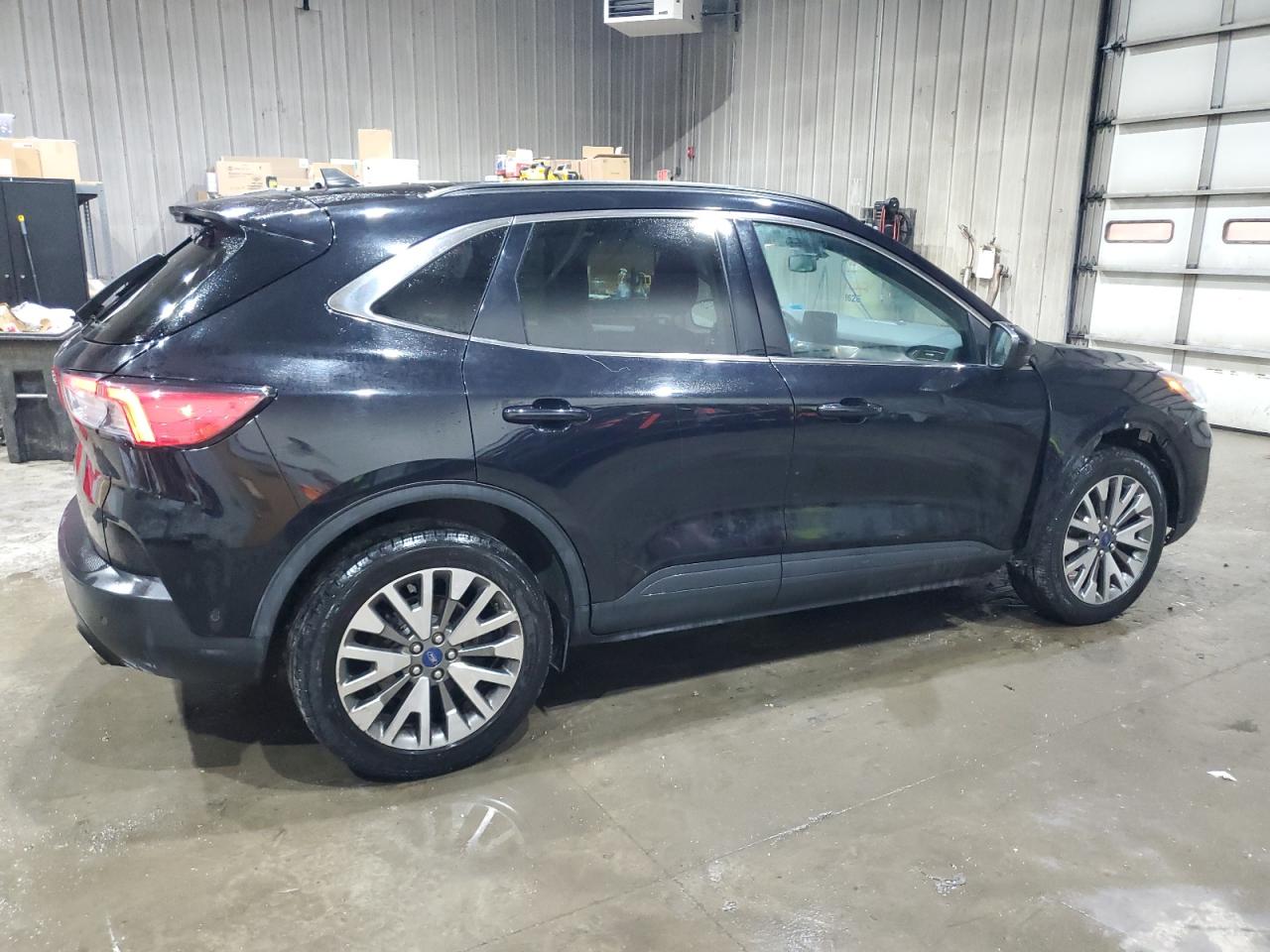 Ford Escape Titanium Image 2