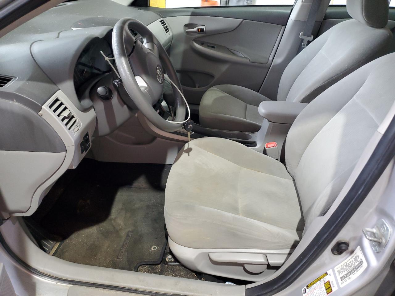 Toyota Corolla Base Image 12