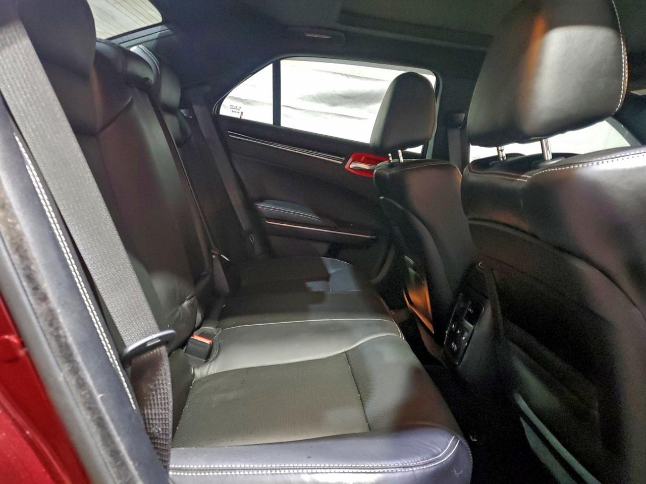 Chrysler 300 S Image 8