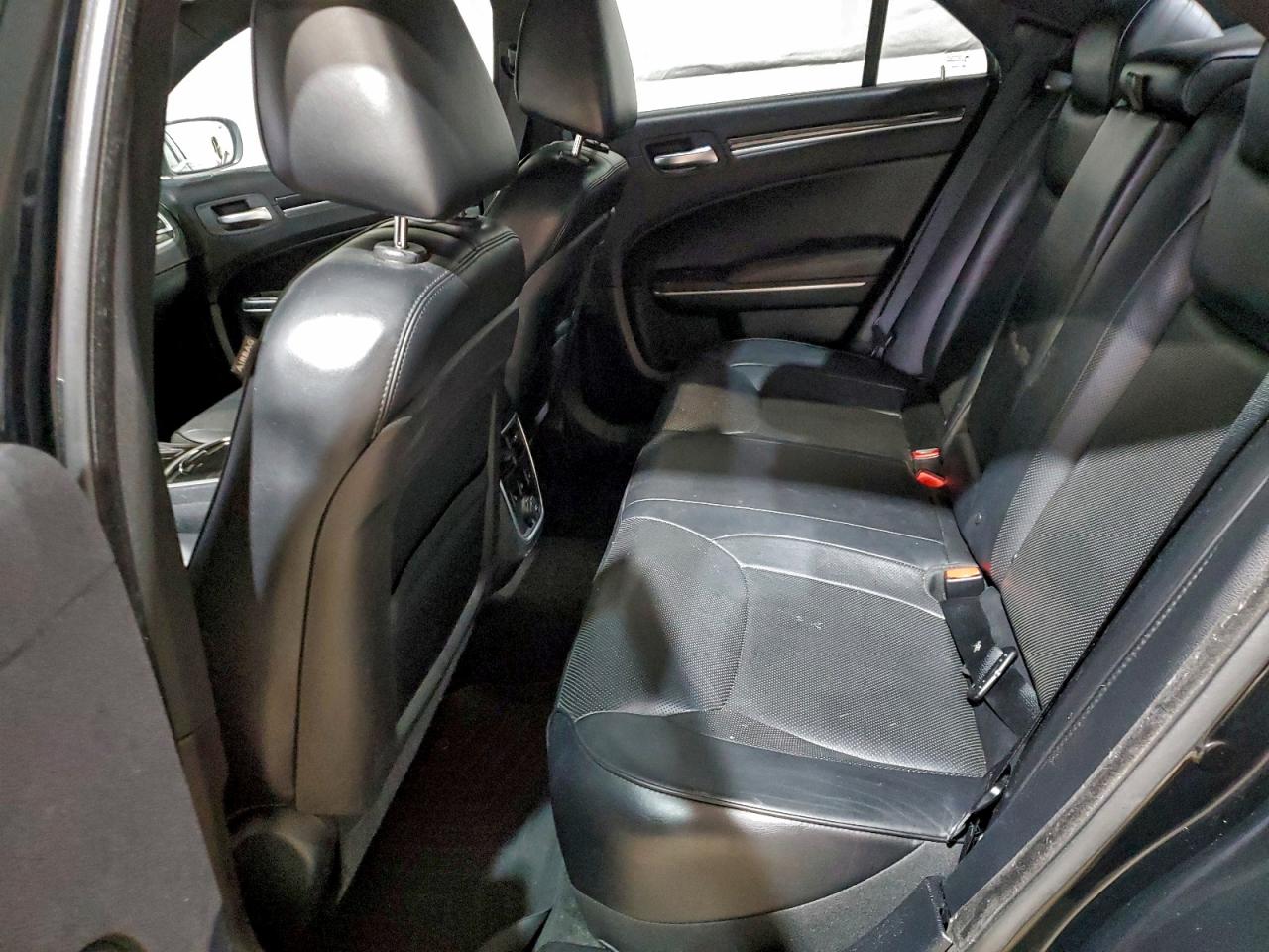 Chrysler 300 Image 9