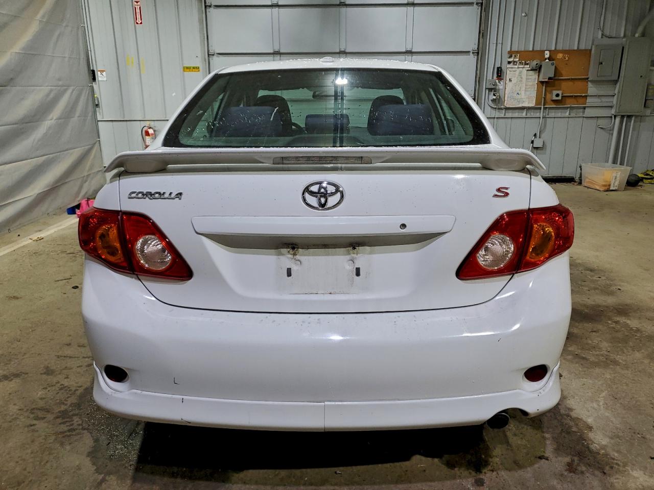 Toyota Corolla Base Image 8