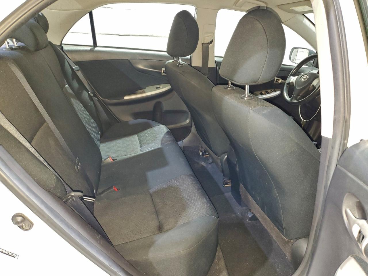 Toyota Corolla Base Image 9