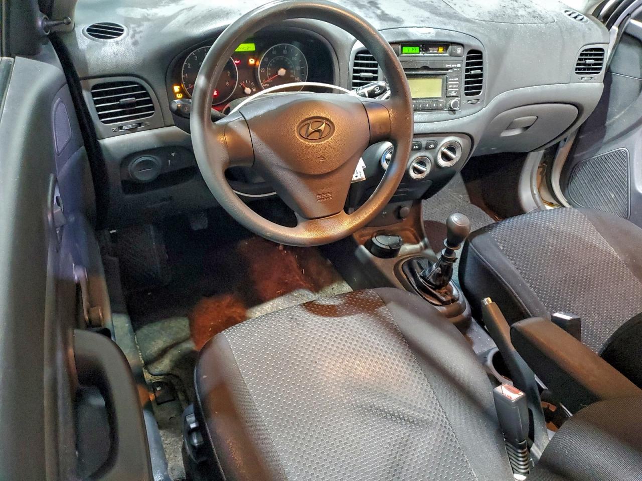 Hyundai ACCENT Gs Image 2