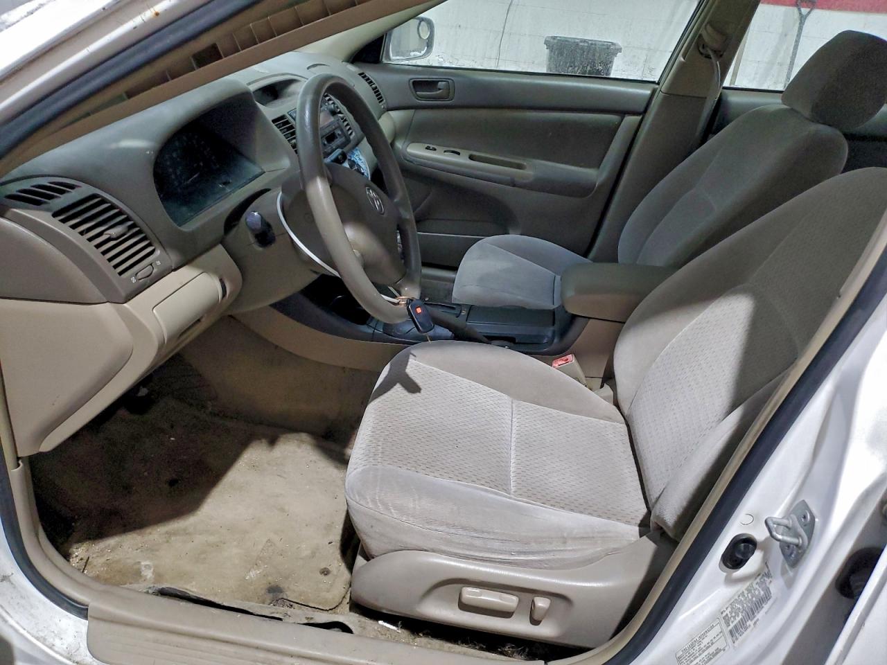 Toyota Camry Le Image 4