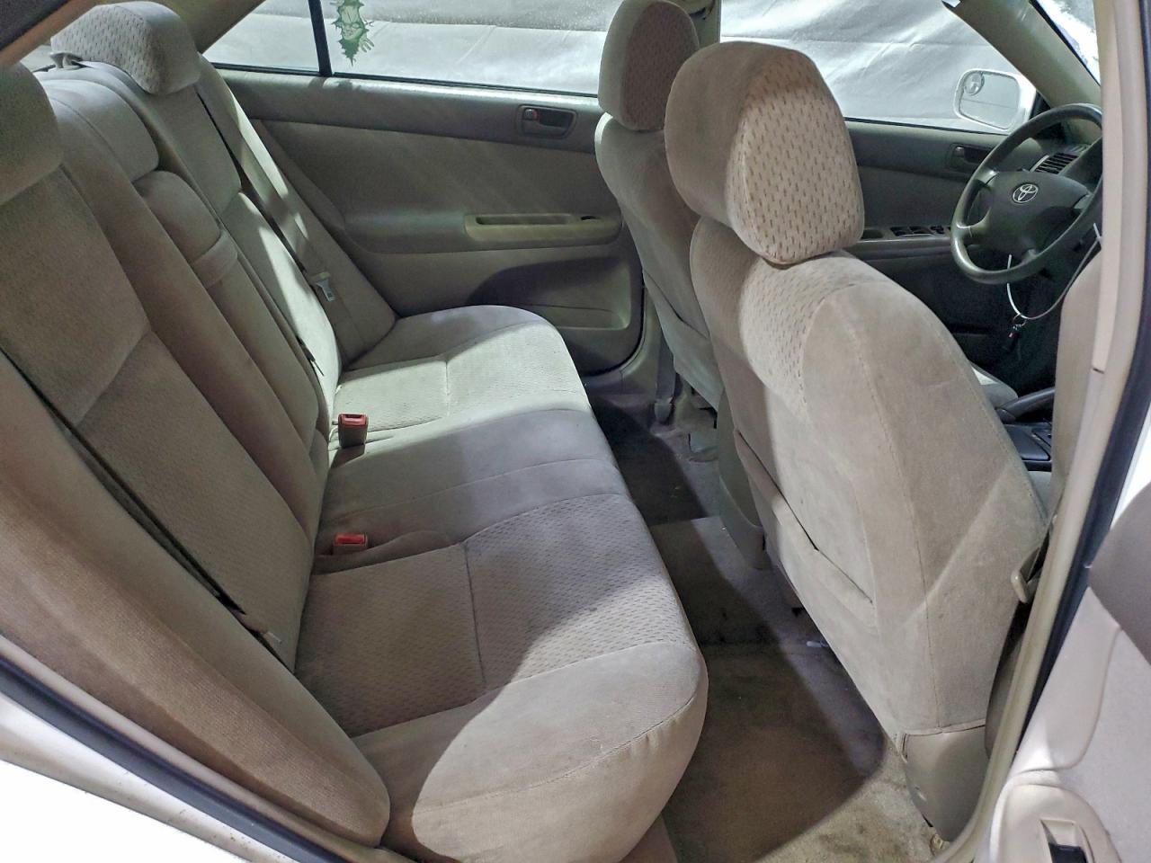 Toyota Camry Le Image 10